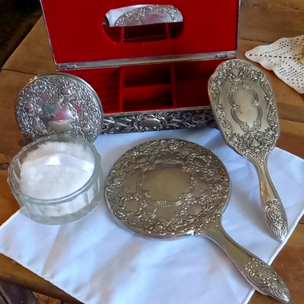 Vintage vanity set